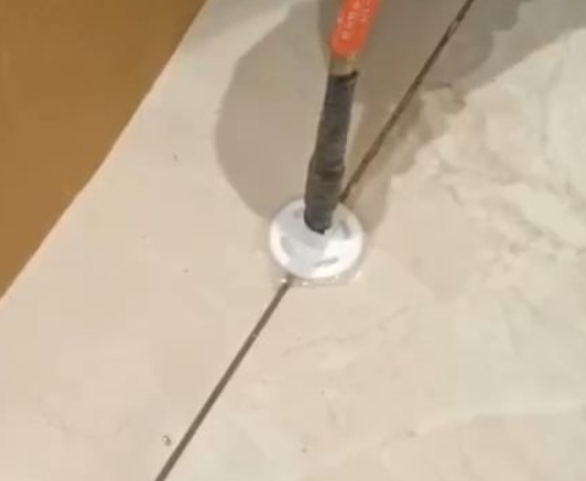 长岛瓷砖空鼓维修公司专业解答瓷砖在铺贴过程中，如果没有涂抹均匀到位的粘结材料（如水泥砂浆或瓷砖胶），可能会导致以下问题