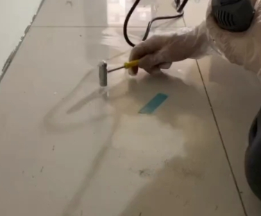 长岛瓷砖开裂维修公司专业分享瓷砖在铺贴前如果没有沥干水分，将会导致以下问题