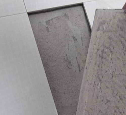 长岛瓷砖空鼓维修公司分享瓷砖铺贴时如果打浆（即涂抹在瓷砖背面和基层上的砂浆或瓷砖胶）过少，会带来以下问题