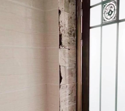 长岛瓷砖空鼓免砸砖维修公司分享吸水砖泡水时间不够或过长都会对瓷砖铺贴效果产生影响